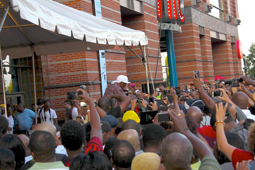 Rakim shows some love to the fans.
