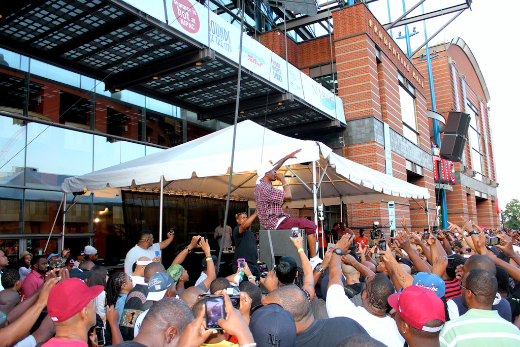 Performing one of the many Rakim classics.